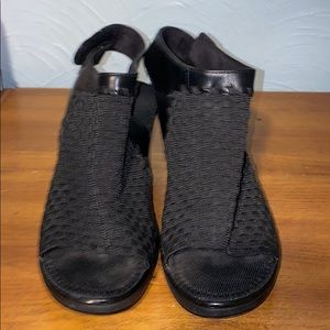 Steve Madden size 9.5 black elastic heel